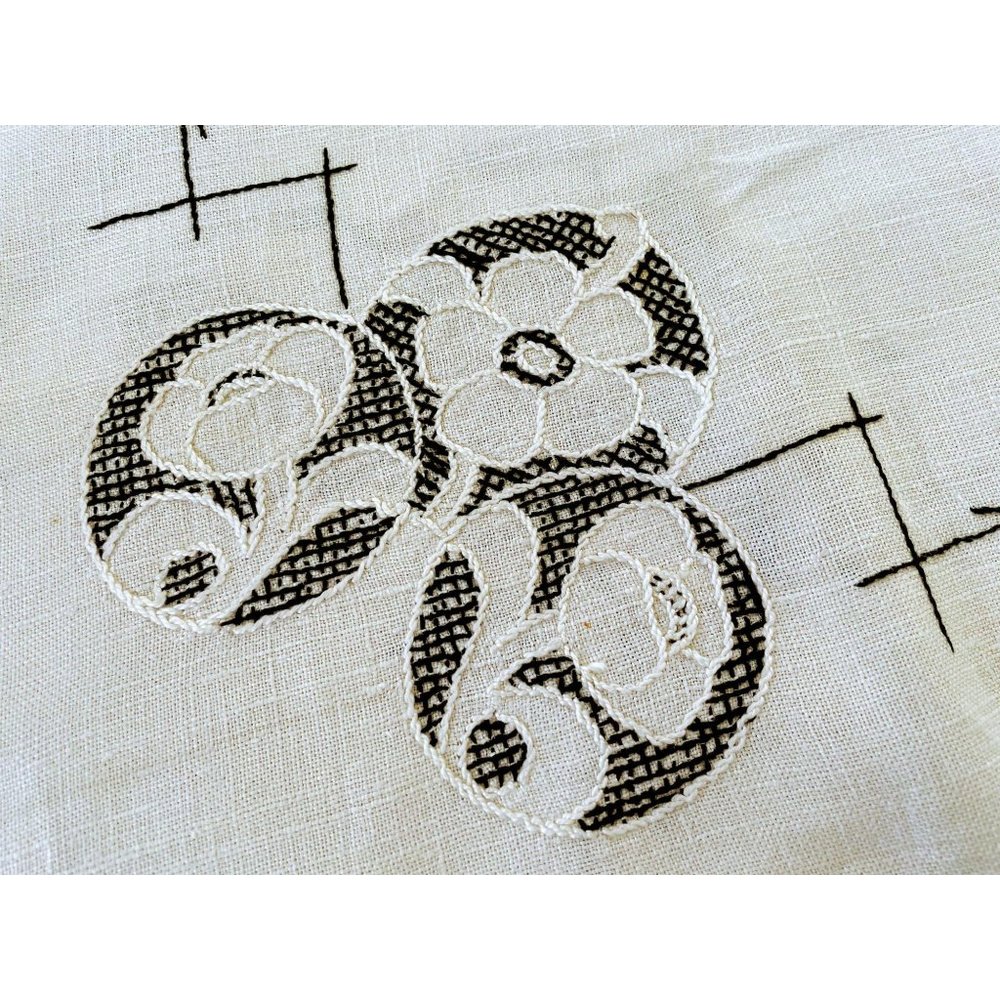 Vintage Flax Linen Embroidery small tablecloth - Picture 8 of 11